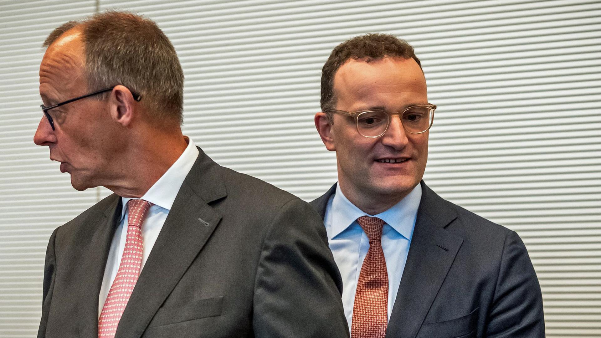 Jens Spahn, ehemaliger CDU/CSU-Fraktionsvorsitzender im Bundestag, und Bundeskanzler Friedrich Merz (l.). | Michael Kappeler/dpa