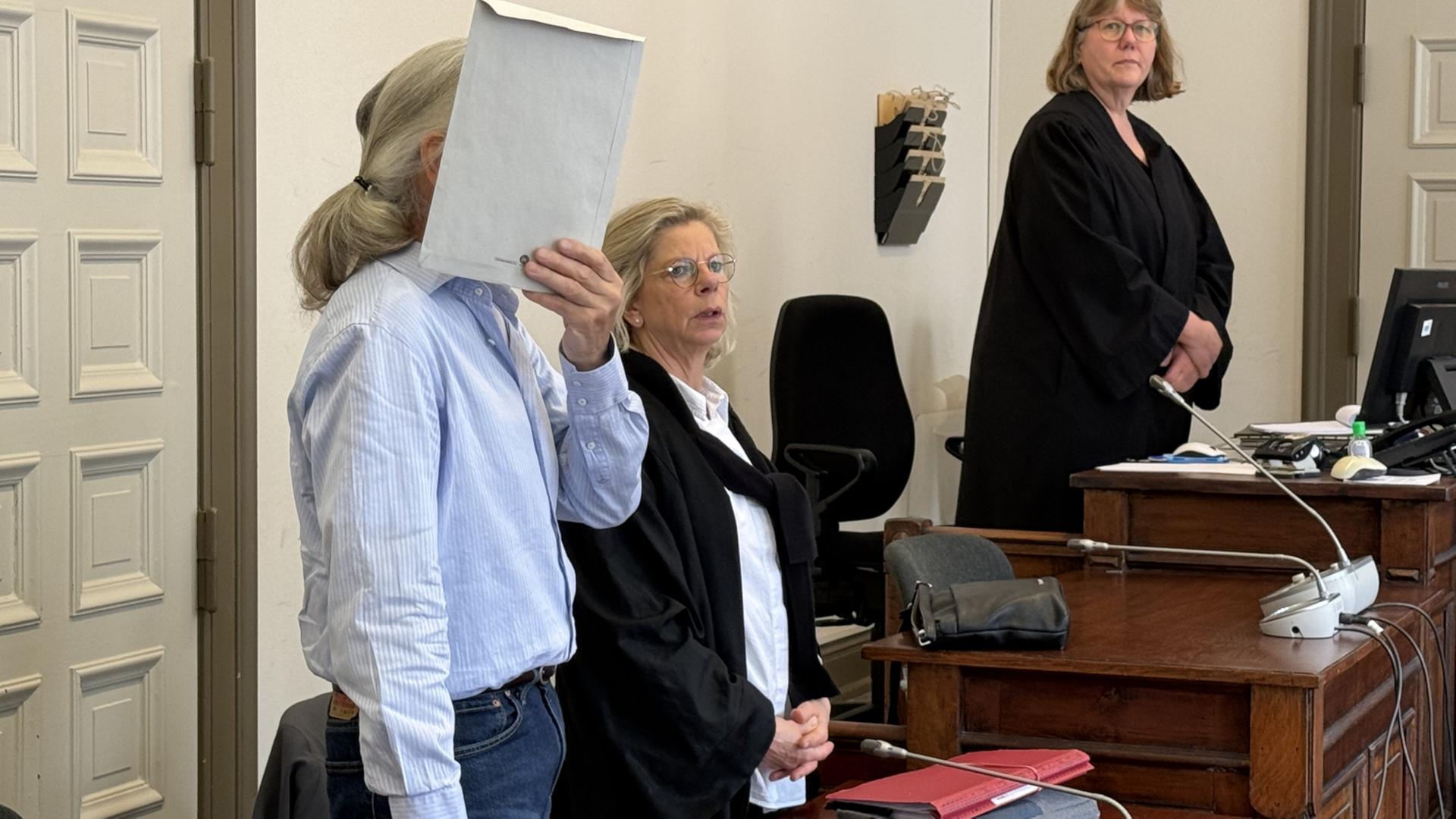 Auf Polizisten gezielt: Mutmaßlicher "Reichsbürger" sagt aus