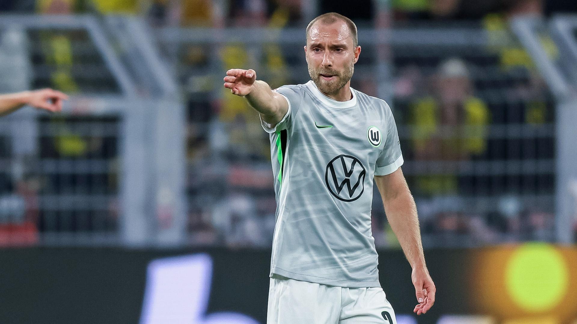 Christian Eriksen streckt den Arm aus | picture alliance/dpa/Revierfoto | Revierfoto