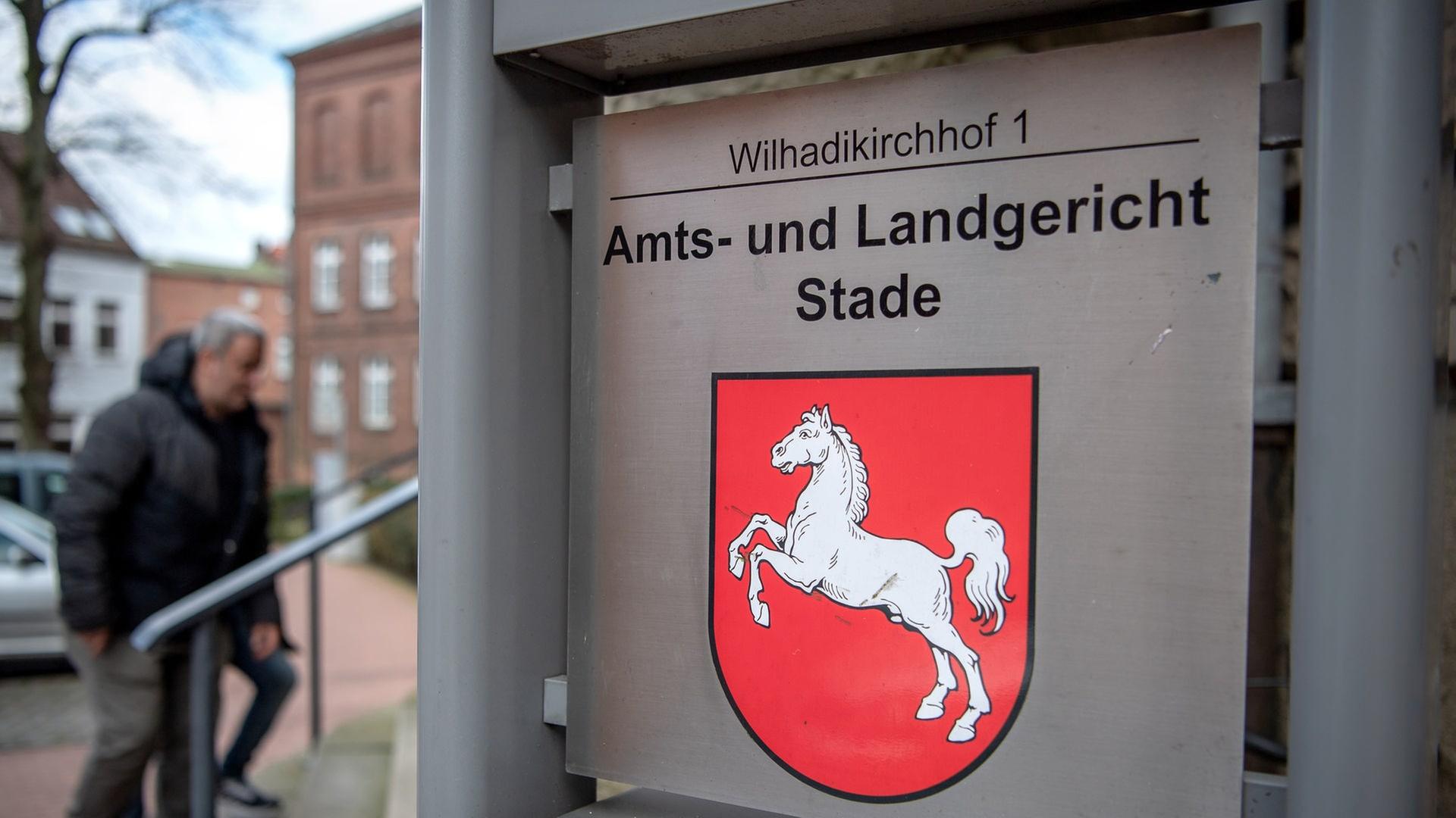 Ein Schild steht vorm Gebäude vom Amts- und Landgericht Stade. | picture alliance/dpa | Sina Schuldt, Sina Schuldt