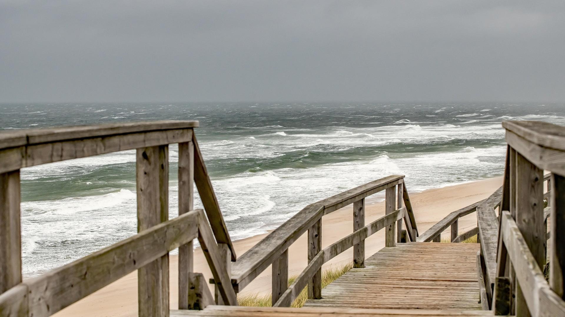 Blick vom Strand auf das leicht stürmische Meer. | picture alliance / Zoonar | Kay Augustin, Kay Augustin