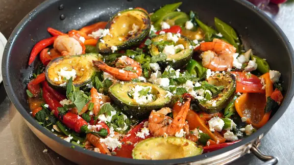 Gebratene Avocado mit Garnelen und Gemüse