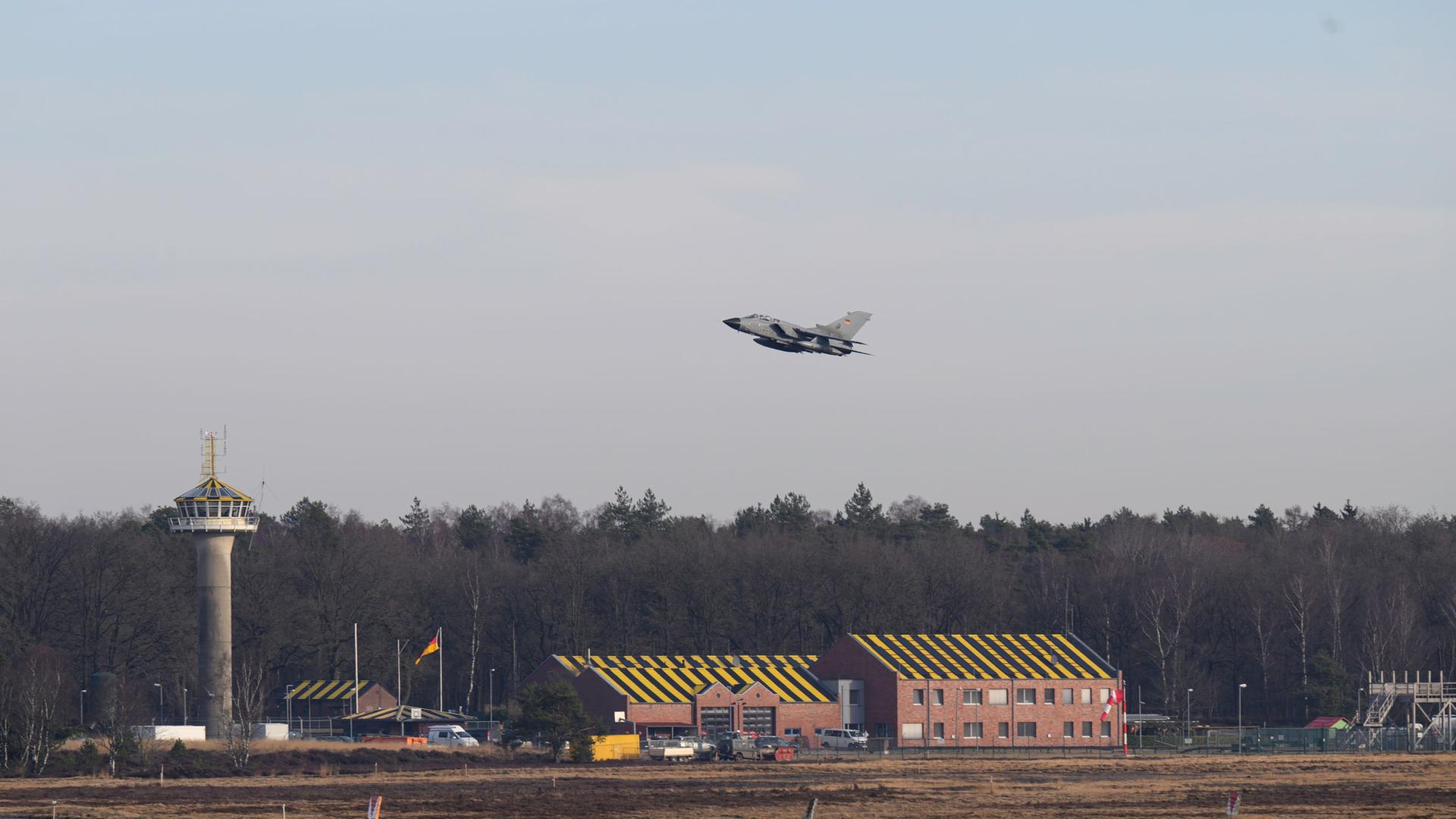Tornado fliegt über das Gelände von Nordhorn Range. | Heiko Ahuis, privat