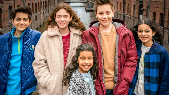 Die Pfefferkörner Hakim, Leo, Amy, Moritz und Jasina in der Speicherstadt.
