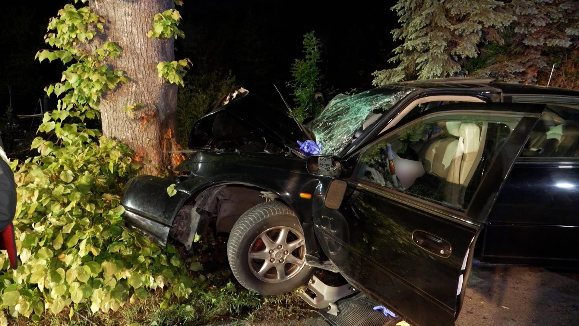 Ein Pkw steht nach einem Unfall an einem Baum. | Nord-West-Media TV