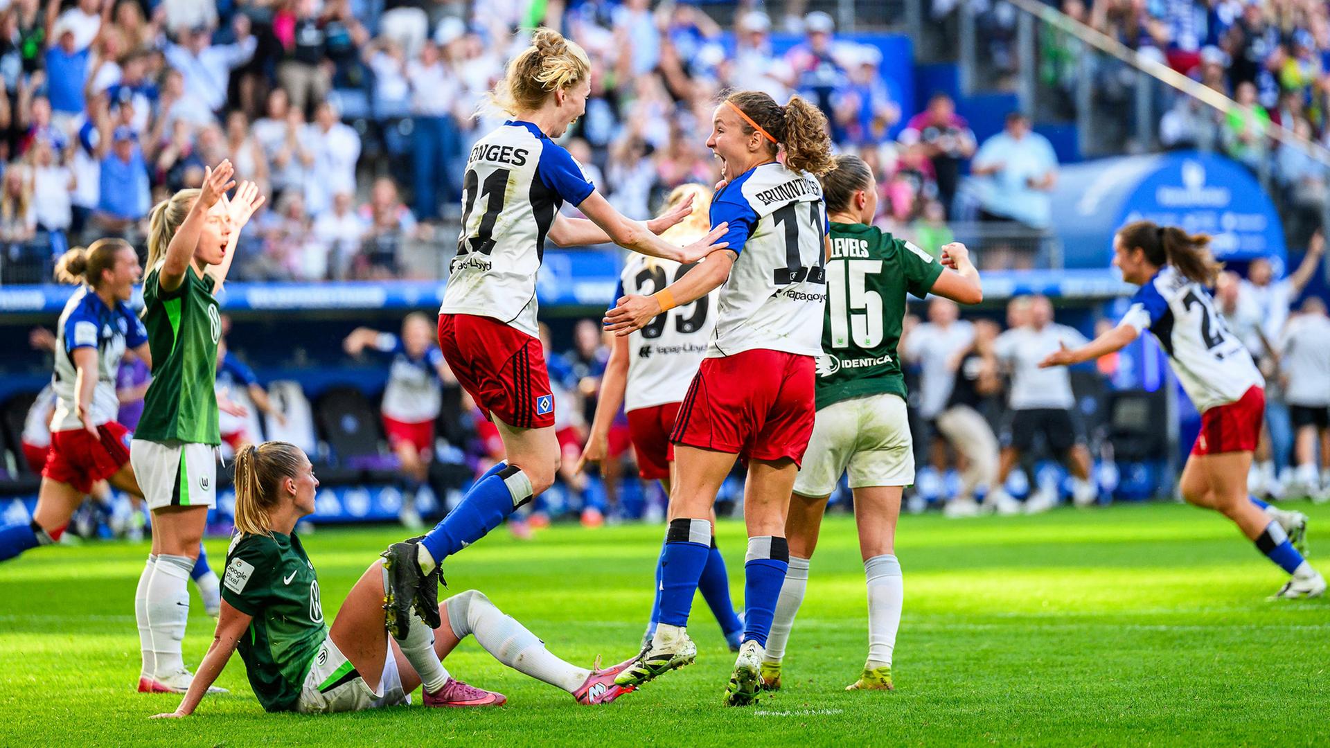 Jubel bei den HSV-Frauen, Frust beim VfL Wolfsburg | IMAGO/Henning Rohlfs