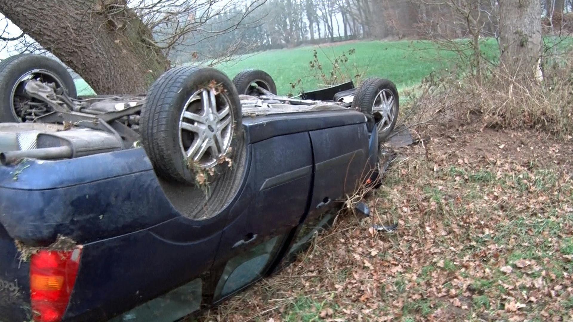 Ein Auto liegt nach einem Glätteunfall in Lastrup (Landkreis Cloppenburg) am Straßenrand auf dem Dach | Nord-West-Media/NMV-TV/dpa