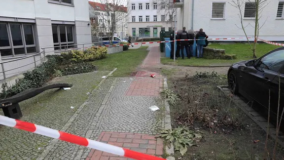 Nach einem Angriff auf eine Frau in Rostock hat die Polizei den Tatort in einem Hinterhof abgesperrt.