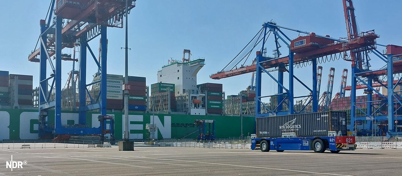 Blick auf das Terminal Burchardkai der HHLA im Hamburger Hafen.