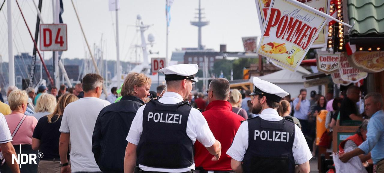 Polizisten sind auf der Kieler Woche unterwegs. | Picture Alliance, rtn - radio tele nord Polizisten sind auf der Kieler Woche unterwegs.