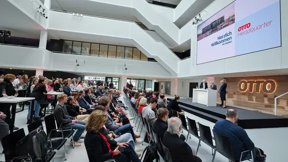 Das neue Hauptquartier des Hamburger Online-Versandhändlers Otto wird vor zahlreichen Besuchern eröffnet.