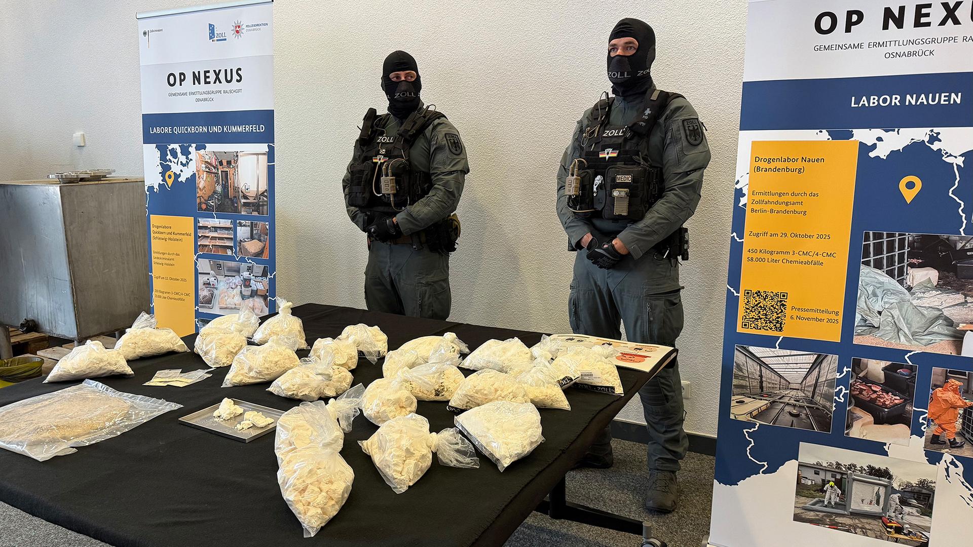 Beschlagnahmte Beutel mit synthetischen Drogen liegen auf einem Tisch. | NDR, Finn Tönjes