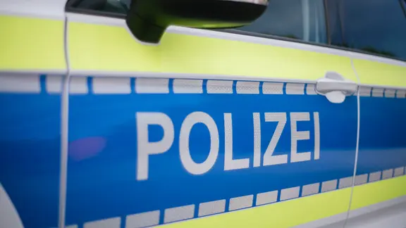 Die Aufschrift eines Einsatzfahrzeuges der Polizei.