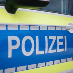 Die Aufschrift eines Einsatzfahrzeuges der Polizei.
