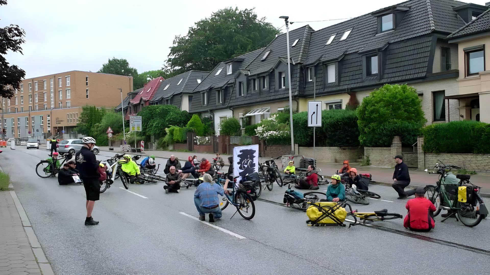 Mahnwache für tödlich verunglückten Radfahrer in Hamburg-Wandsbek