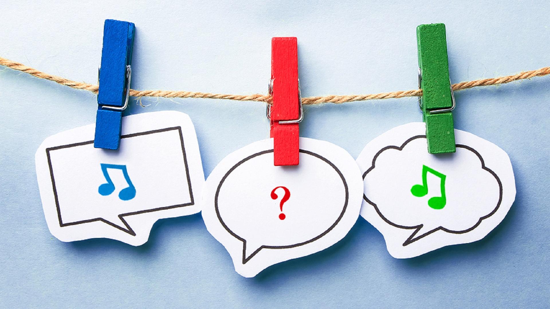 Karten beschriftet mit Fragezeichen hängen mit Wäscheklammern befestigt an einer Leine. | Fotolia.com, christianchan