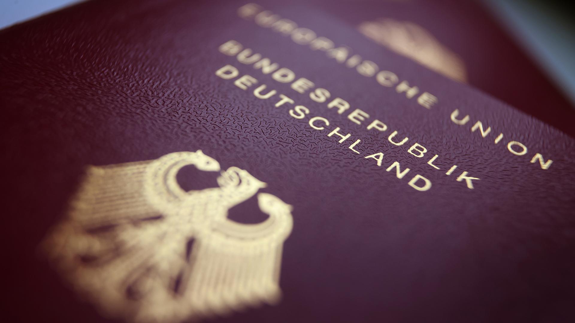 Zwei Reisepässe (Nahaufnahme). | picture alliance/dpa | Karl-Josef Hildenbrand, Karl-Josef Hildenbrand