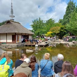 Besucher beim Japan Festival im Hamburger Park Planten un Blomen.