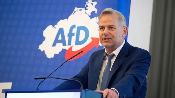 Leif-Erik Holm (AFD), Staatsvorsitzender im Mecklenburg-Western Pommerania, spricht bei der AFD | Philip Dulian/DPA Ein Mann steht bei einem Sprecher.