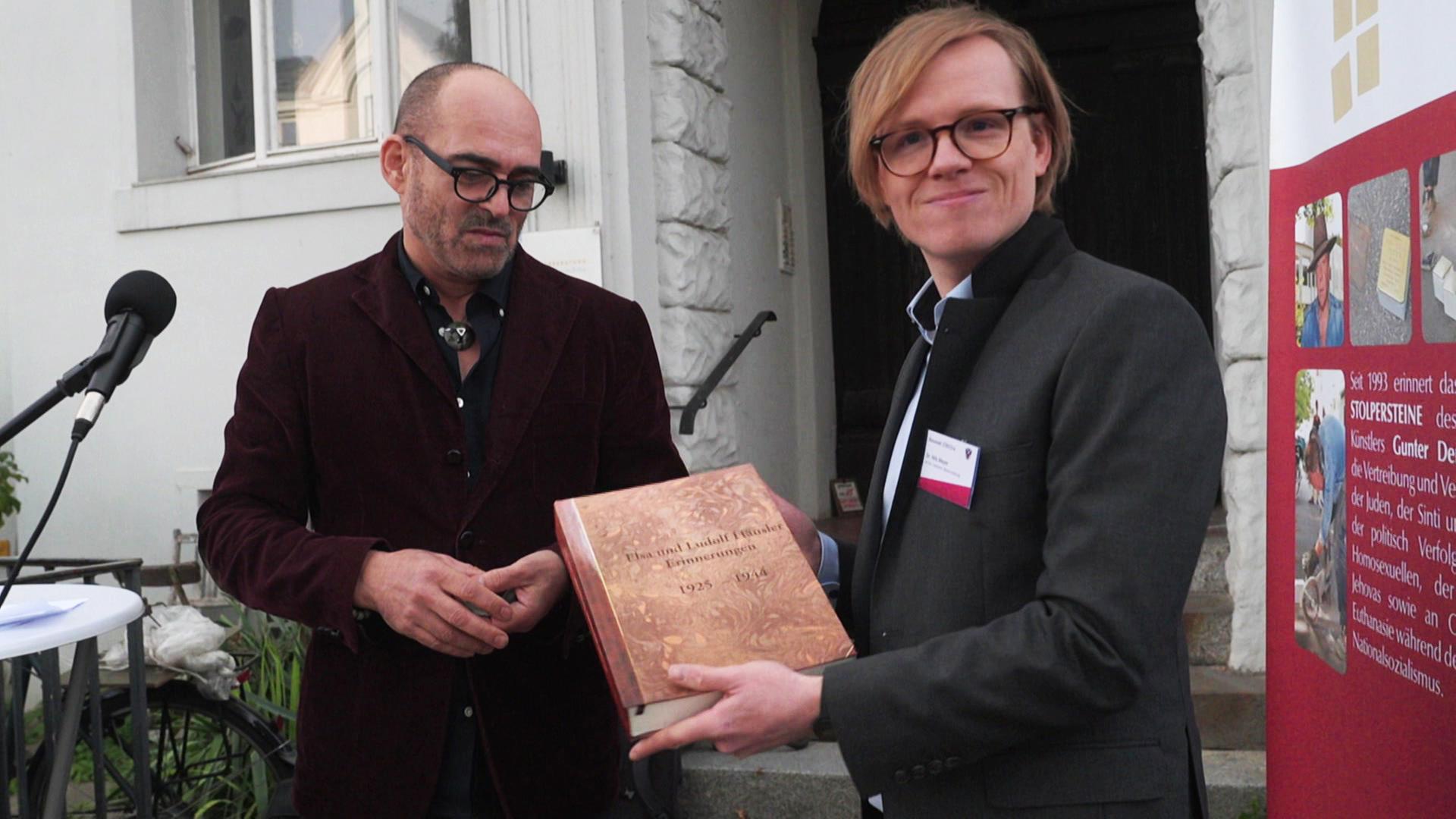 Lübeck: Enkel von NS-Opfern übergibt einzigartiges Tagebuch
