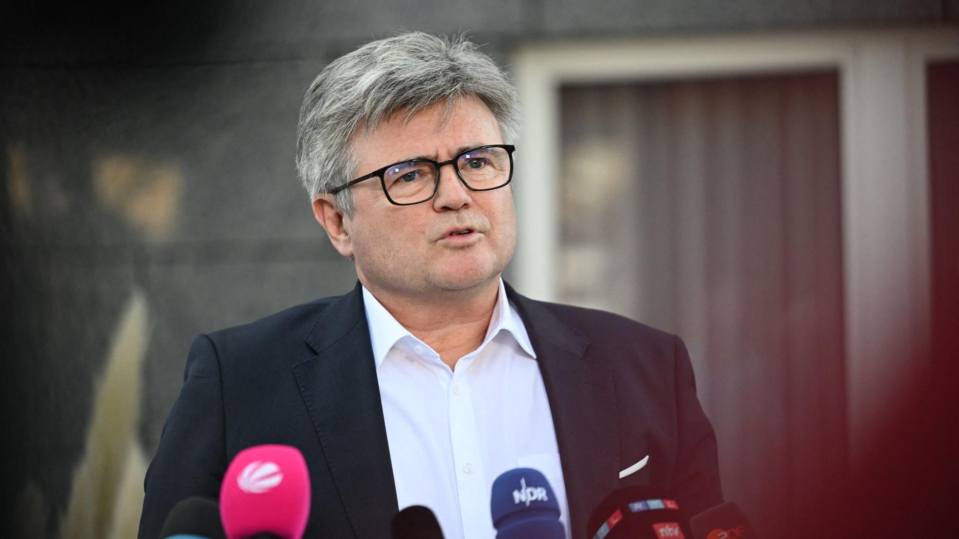  Arne Meiswinkel, Personalvorstand der Marke Volkswagen, vor der Presse. | Julian Stratenschulte/dpa