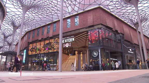 Der Innenbereich des Westfield-Centers mit Geschäften und wenig Passanten.