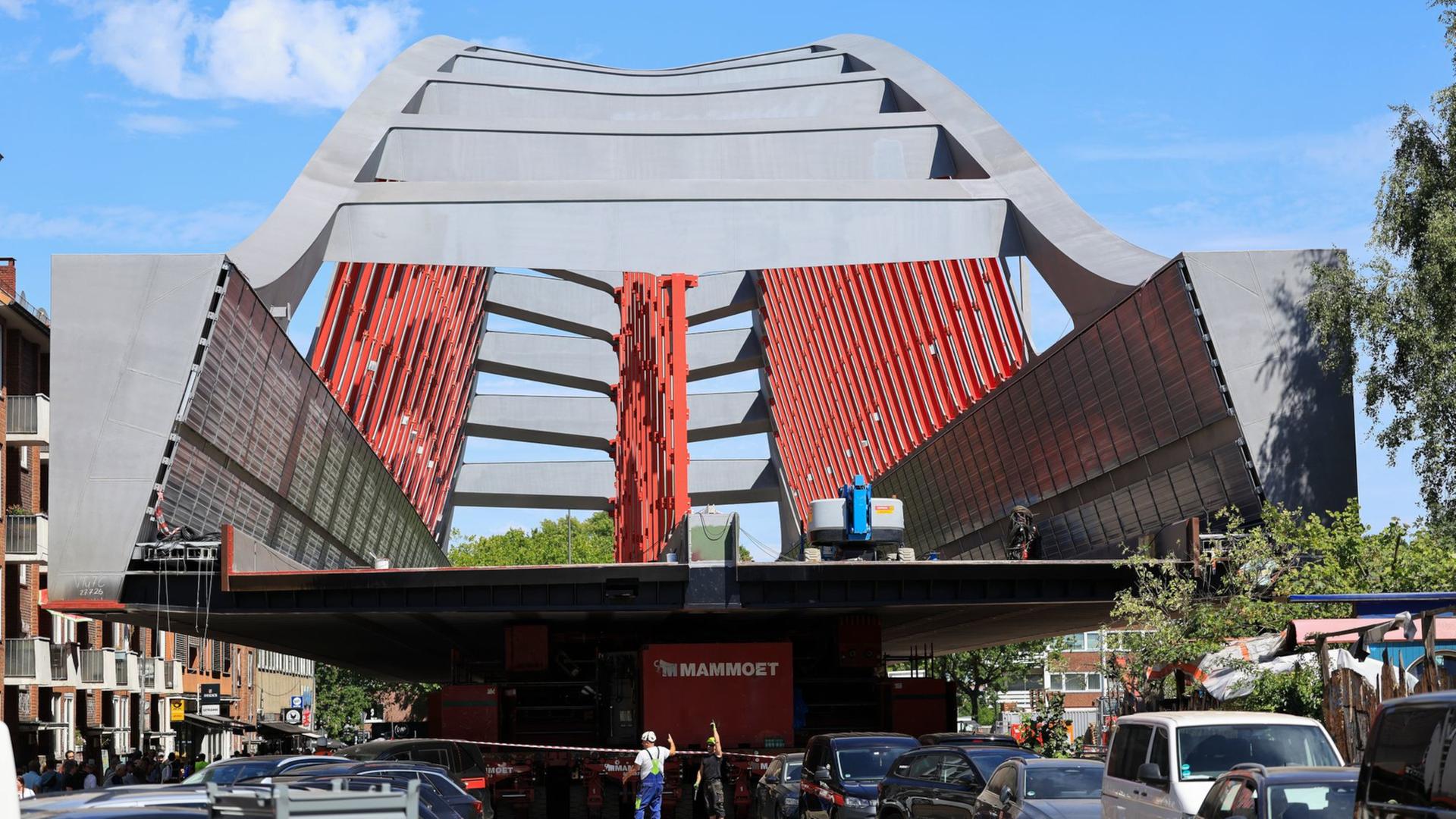Sternbrücke in Hamburg-Altona: Transport geht weiter