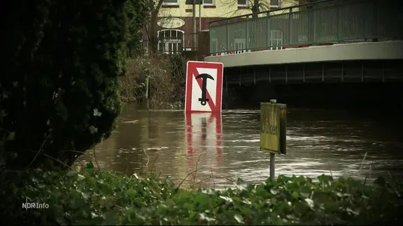 Schild versinkt bei Hochwasser in Kellinghusen.