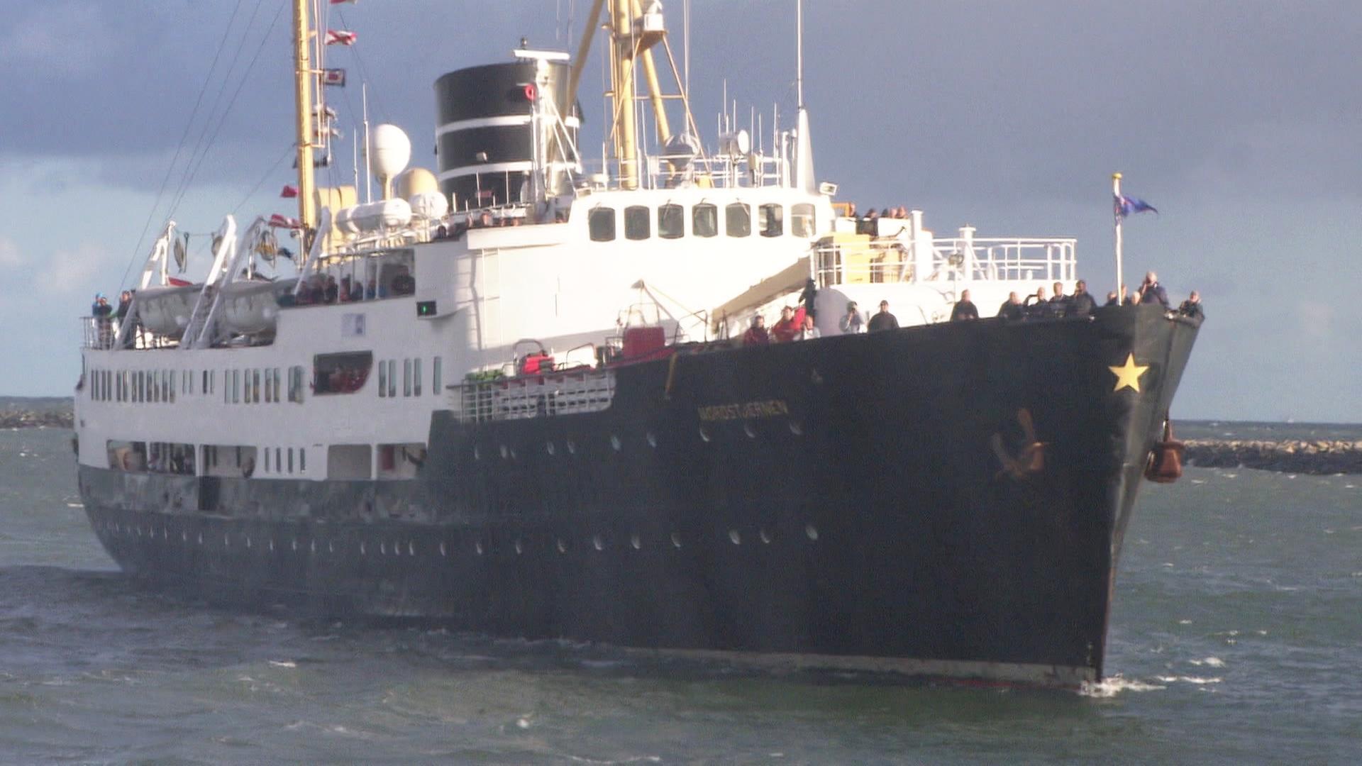 Rostock: Norwegisches Kreuzfahrtschiff "Nordstjernen" rammt Böschung