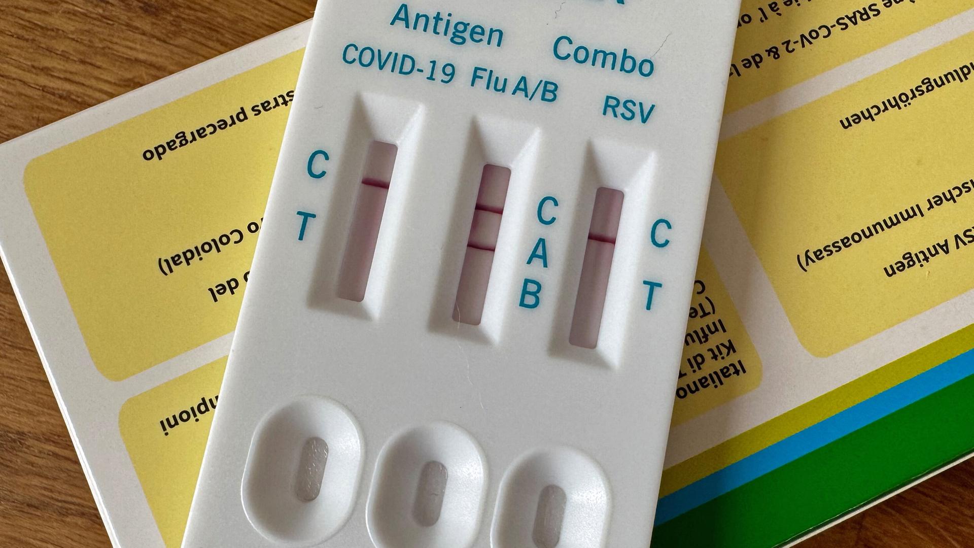 Ein Kombi-Schnelltest auf Covid-19, Influenza und RSV (Respiratorisches Synzytial-Virus).  | picture alliance, /dpa/dpa-tmn | Till Simon Nagel