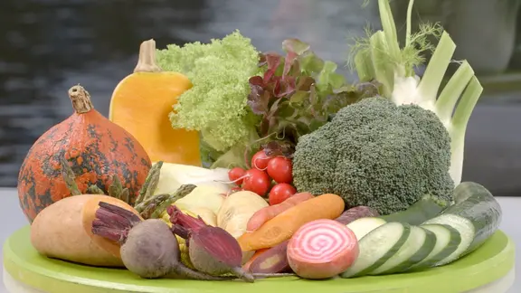 Gemüse enthält viele Ballaststoffe plus entzündungshemmende Pflanzenstoffe. | NDR, Moritz Schwarz/Oliver Zydek Ein großer Teller mit buntem Gemüse aller Art und entzündungshemmenden Ballaststoffen etwa im Chicoree.