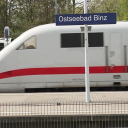 Ein ICE fährt in den Bahnhof ein, auf dem Schild steht Ostseebbad Binz.