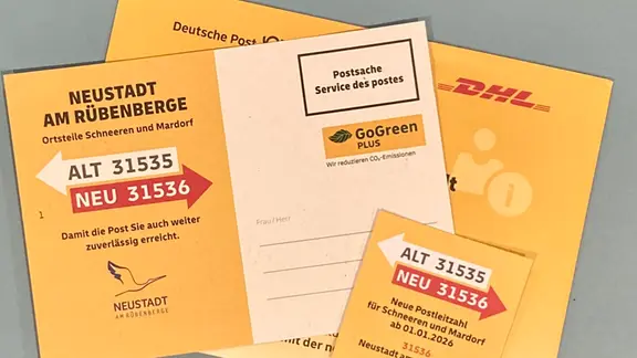 Karten der Deutschen Post zeigen die neuen Postleitzahlen in Schneeren und Mardorf. | Privat, Kathrin Runte Karten der Deutschen Post zeigen die neuen Postleitzahlen in Schneeren und Mardorf.