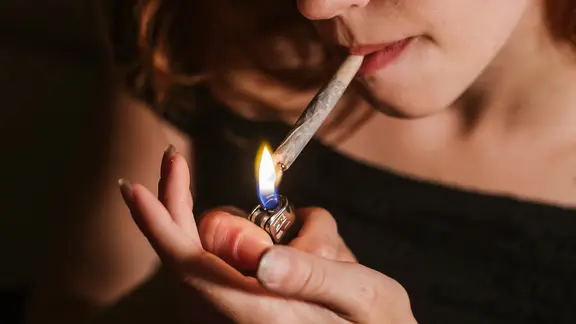 Junge Frau raucht Marihuana
