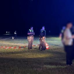 Polizisten beleuchten nach einer Auseinandersetzung im hamburger Stadtpark eine Wiese.