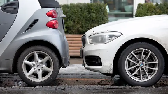 Zwei Autos parken hintereinander am Straßenrand.