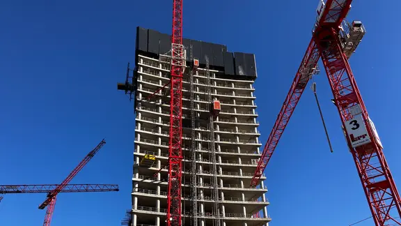 Baukräne stehen am Elbtower in Hamburg.