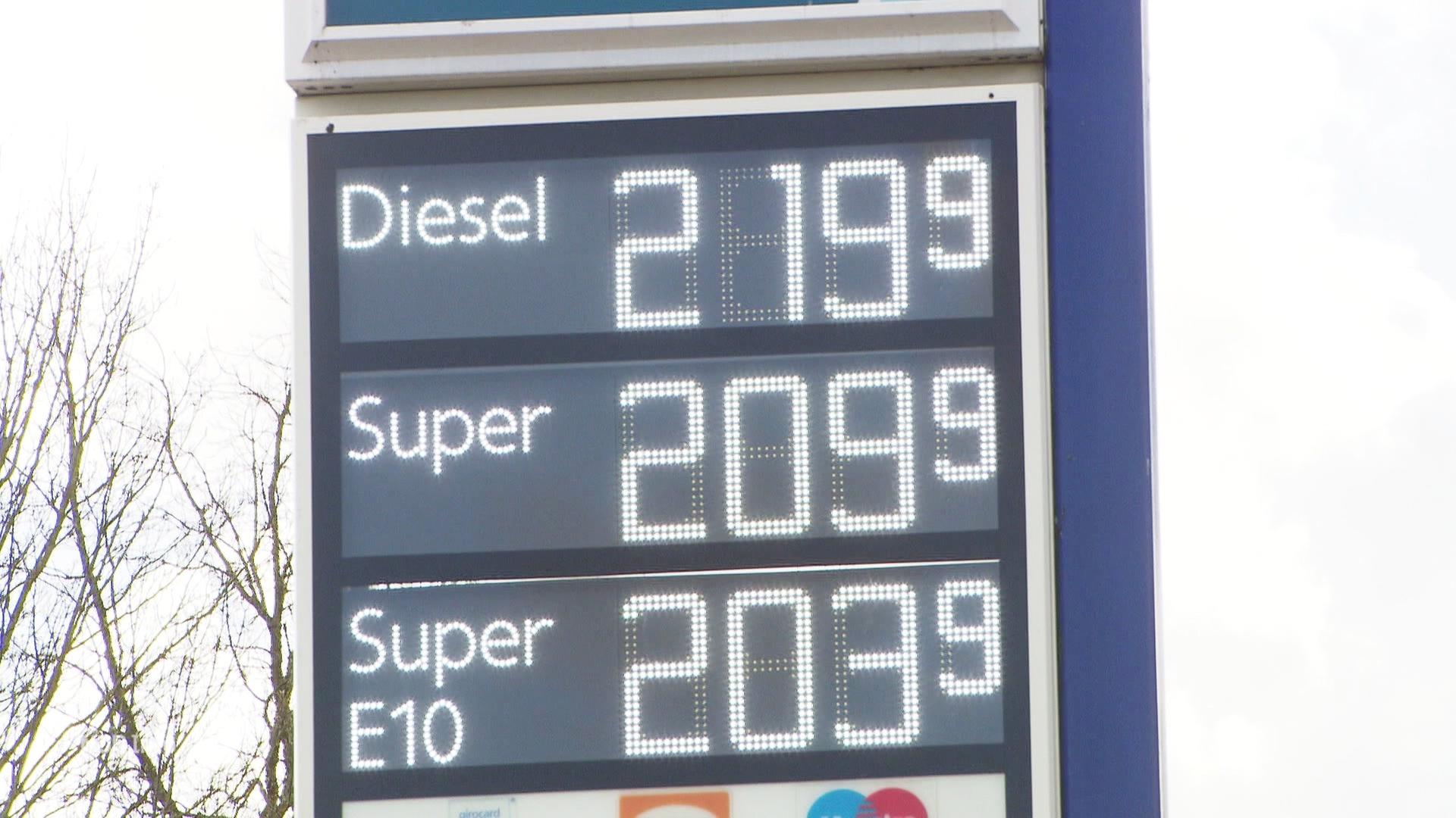 Spritpreise an einer Tankstelle.  | NDR