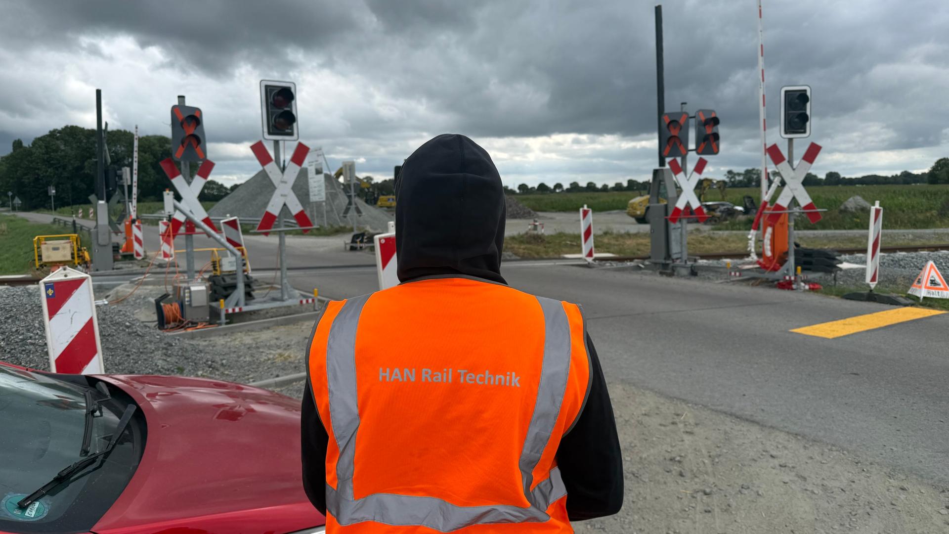 Ein Security überwacht den Bahnübergang in Bunde | NDR, Thees Jagels