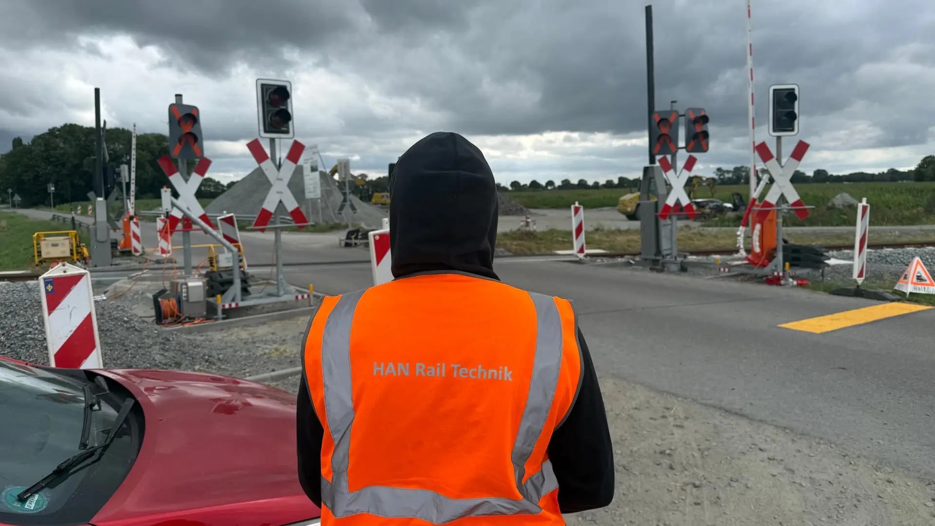 Streckenposten muss Bahnübergang bewachen - obwohl dort gar kein Zug kommt