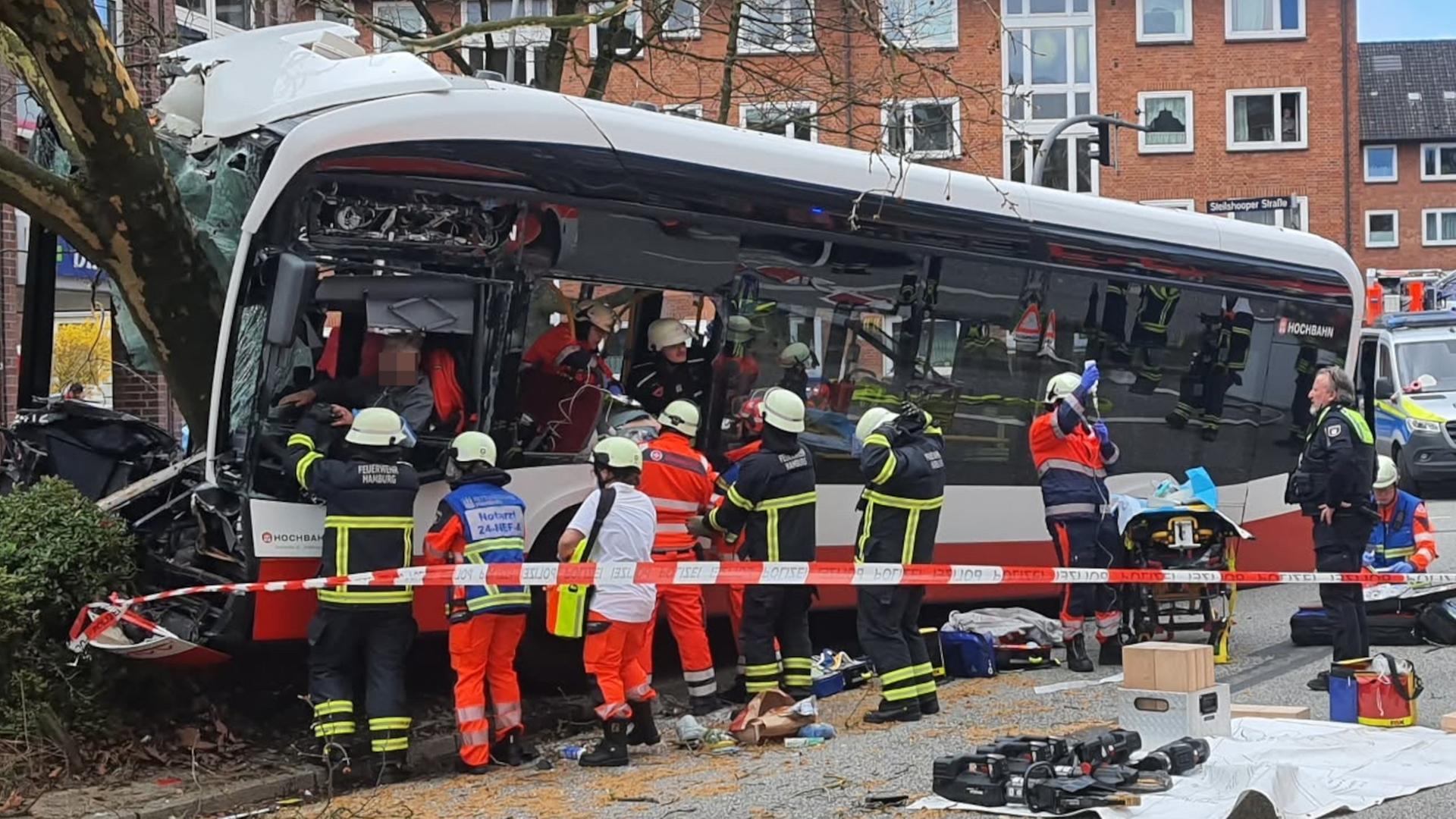 Bus kracht gegen Straßenbaum – Viele Verletzte in Barmbek-Nord