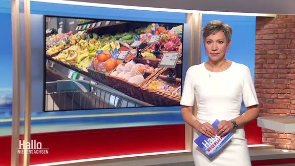 Moderatorin Christina von Saß steht im Studio.