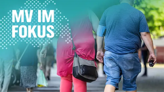 Ein übergewichtiges Paar in einer Fußgängerzone