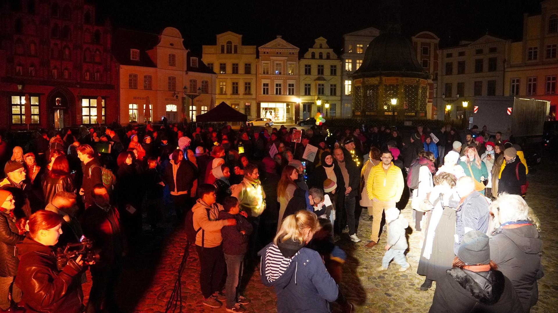 Wismar: Stadtbild-Kundgebung mit etwa 300 Teilnehmern