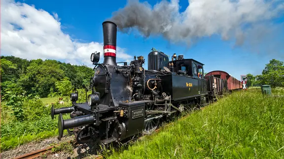 Die Angelner Dampfeisenbahn in Fahrt. | Ostseefjord Schlei GmbH , Matzen Die Angelner Dampfeisenbahn in Fahrt.