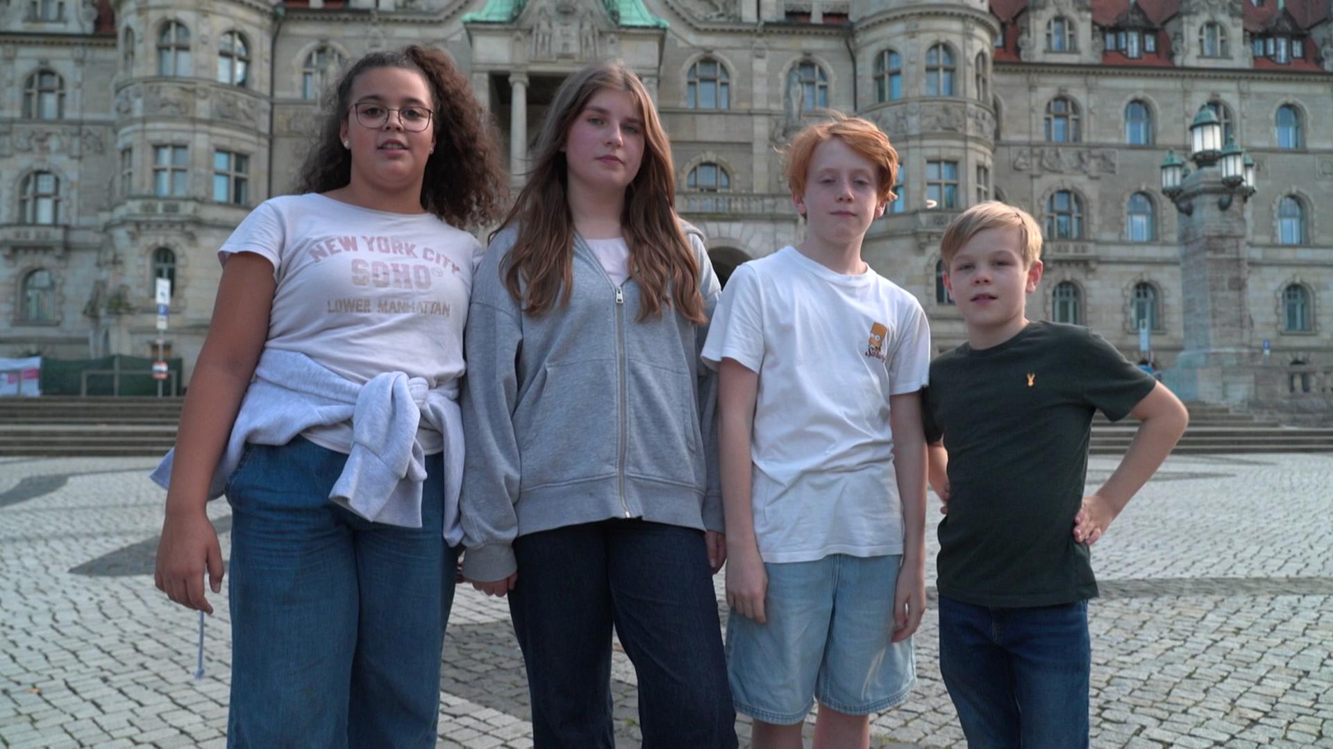 Lara, Mia, Ferdi und Jonni stehen vor dem neuen Rathaus in Hannover. | NDR