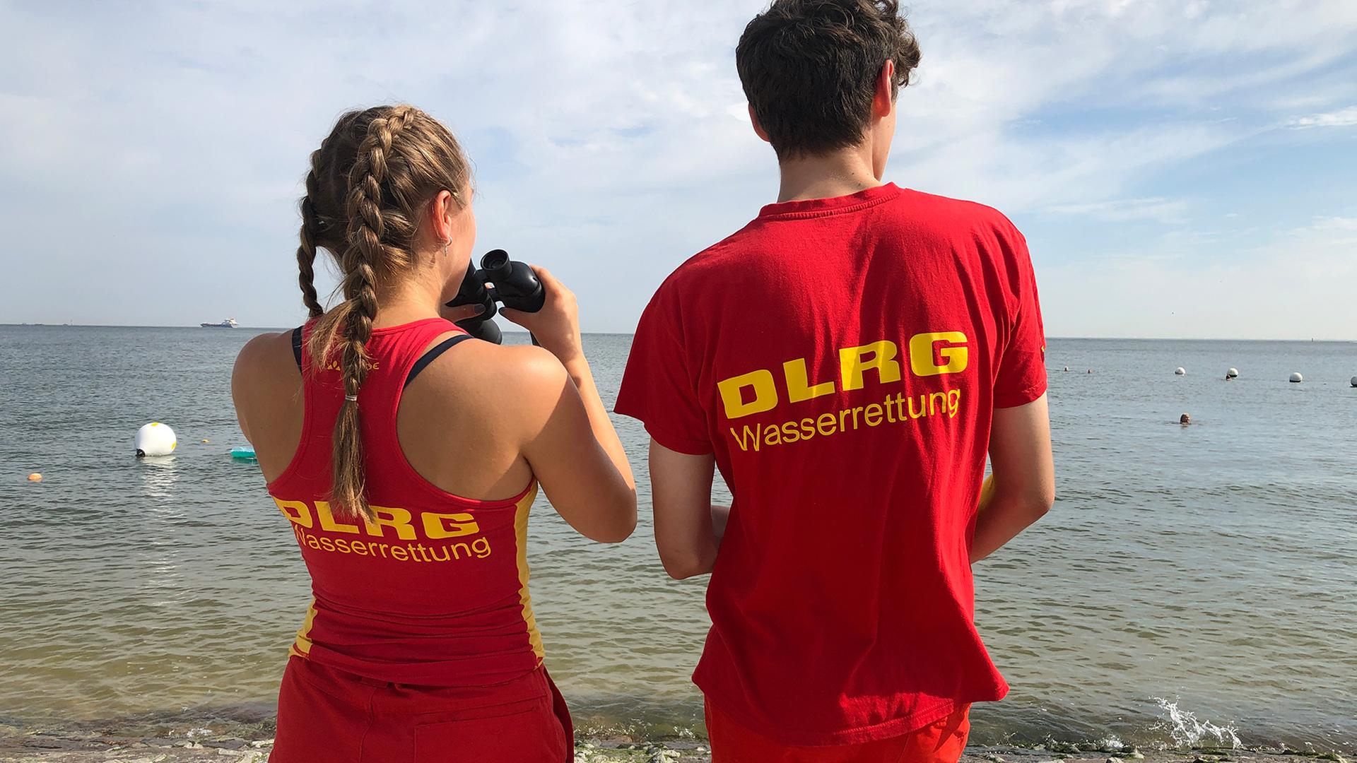 Ein Auszubildender und eine Rettungsschwimmerin am Strand von Cuxhaven. | NDR
