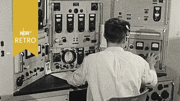 Funktechniker an einer Schaltstation bei der Arbeit (um 1960)