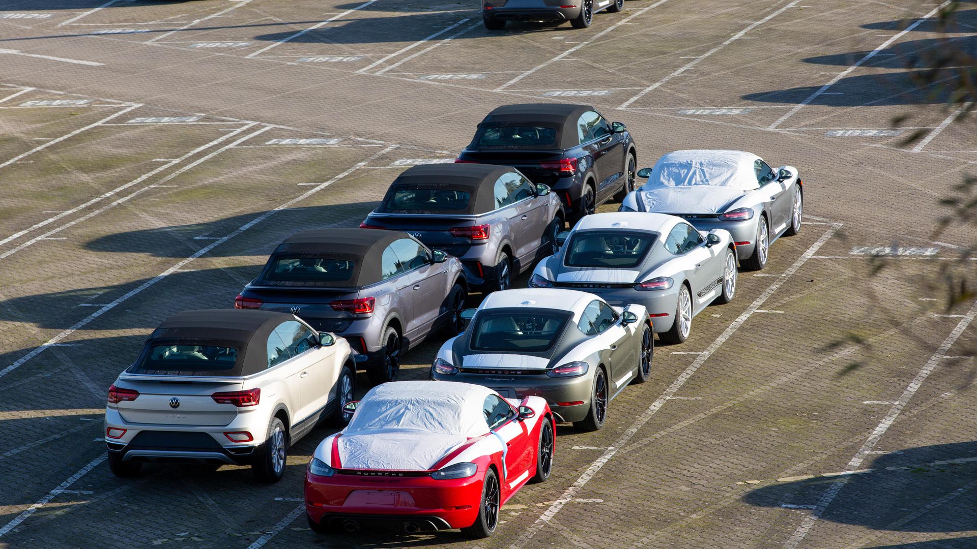 T-Roc-Cabriolet , Porsche Cayman und Porsche 718 auf dem Betriebsgelände von VW in Osnabrück. | picture alliance, CHROMORANGE, Martin Schroeder