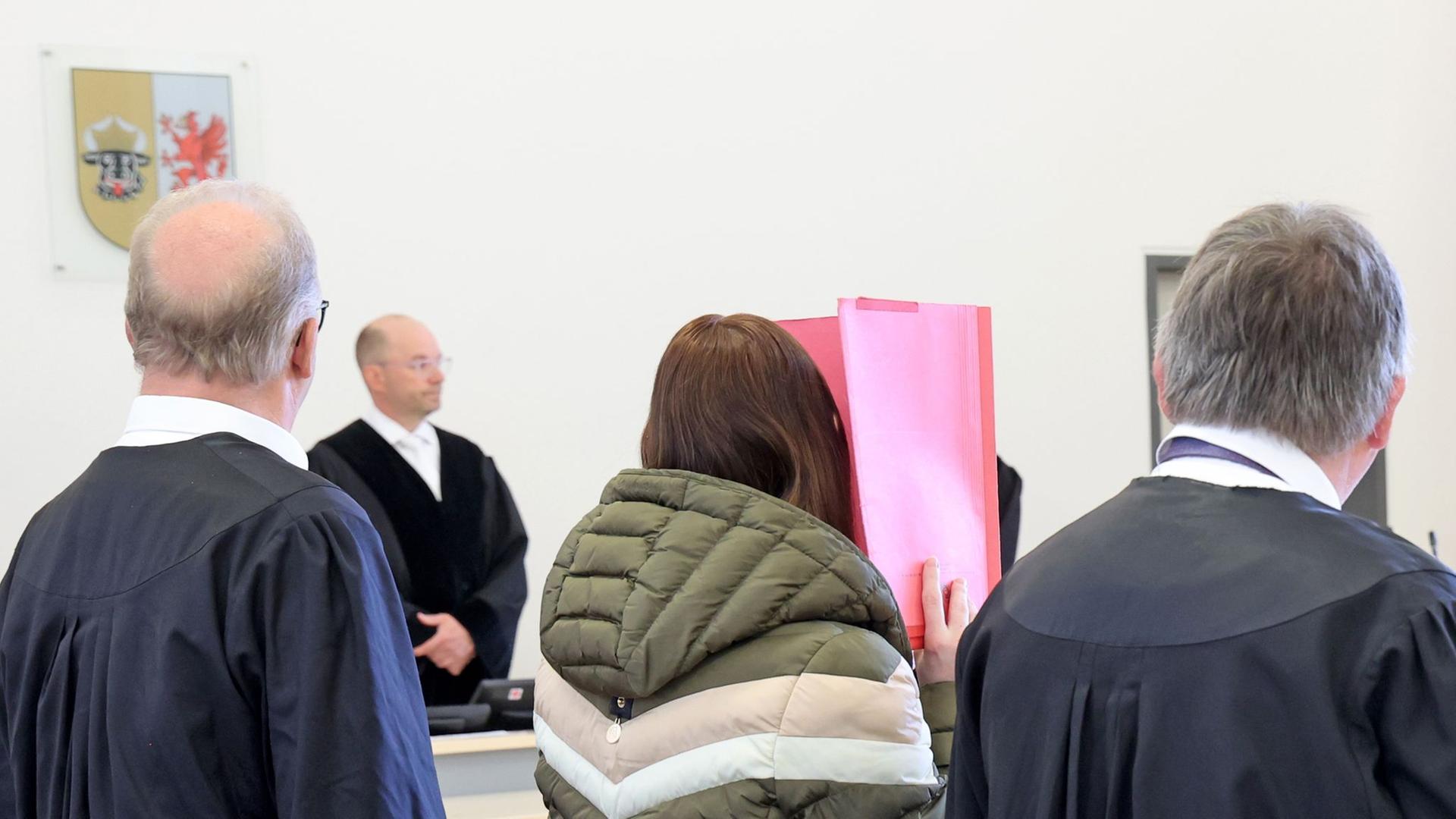 Die Angeklagte warten auf den Beginn des Mordprozesses im Fall Fabian. | Bernd WÃ¼stneck/dpa